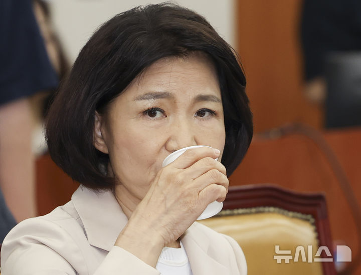 [서울=뉴시스] 김근수 기자 = 이진숙 국민의힘 의원이 30일 오전 서울 여의도 국회에서 열린 과학기술정보방송통신위원회 전체회의에서 물을 마시고 있다. 2026.07.30. ks@newsis.com
