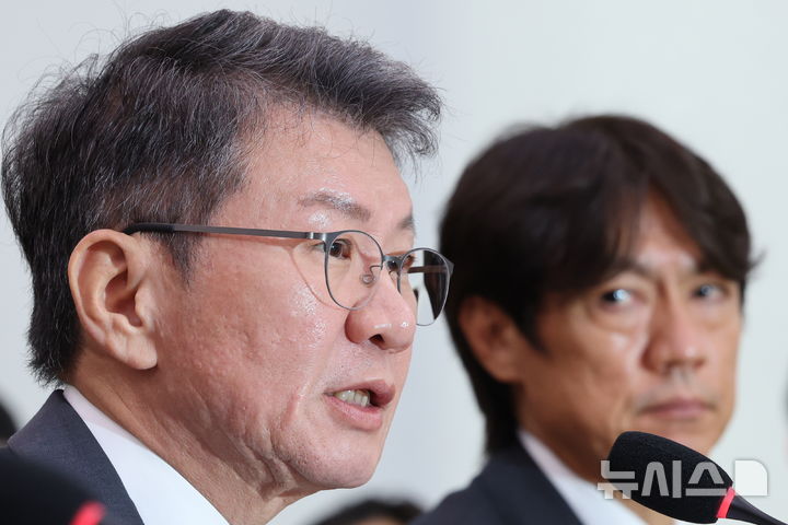 [서울=뉴시스] 국회사진기자단 = 정몽규 전 대한축구협회장(왼쪽)이 30일 국회 문화체육관광위원회에서 열린 대한축구협회 현안 관련 청문회에 증인으로 출석해 의원 질의에 답하고 있다. 오른쪽은 홍명보 전 축구대표팀 감독. 2026.07.30. photo@newsis.com