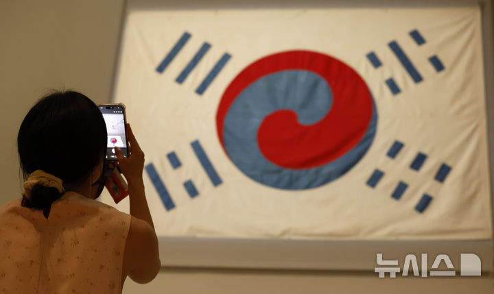 [서울=뉴시스] 김혜진 기자 = 30일 서울 용산구 국립중앙박물관에서 열린 대한제국실 개편 재개관 언론공개회에서 참석자들이 작품을 둘러보고 있다. 2026.07.30. jini@newsis.com