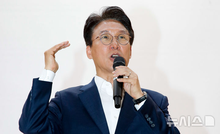 [제주=뉴시스] 우장호 기자 = 김민석 더불어민주당 당대표 후보가 30일 오전 제주시 이도일동 제주혼디누림터 2층 대강당에서 열린 당원간담회에서 지지를 호소하고 있다. 2026.07.30. woo1223@newsis.com