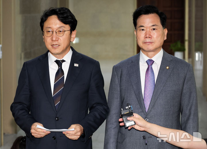 [서울=뉴시스] 최진석 기자 = 천준호(왼쪽) 더불어민주당, 김승수 국민의힘 원내운영수석부대표가 30일 여의도 국회운영위원장실 앞에서 6·3 지방선거 투표용지 부족사태 진상규명을 위한 선거관리위원회 특별검사(특검) 법안 합의 관련 발언을 하고 있다. 2026.07.30. myjs@newsis.com