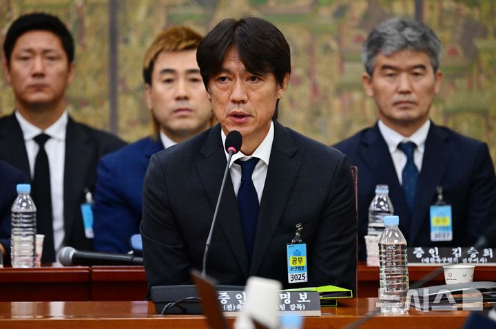 [서울=뉴시스] 국회사진기자단 = 홍명보 전 축구대표팀 감독이 30일 서울 여의도 국회 문화체육관광위원회에서 열린 대한축구협회 현안 관련 청문회에 증인으로 출석해 의원들의 질의에 답하고 있다. 2026.07.30. photo@newsis.com