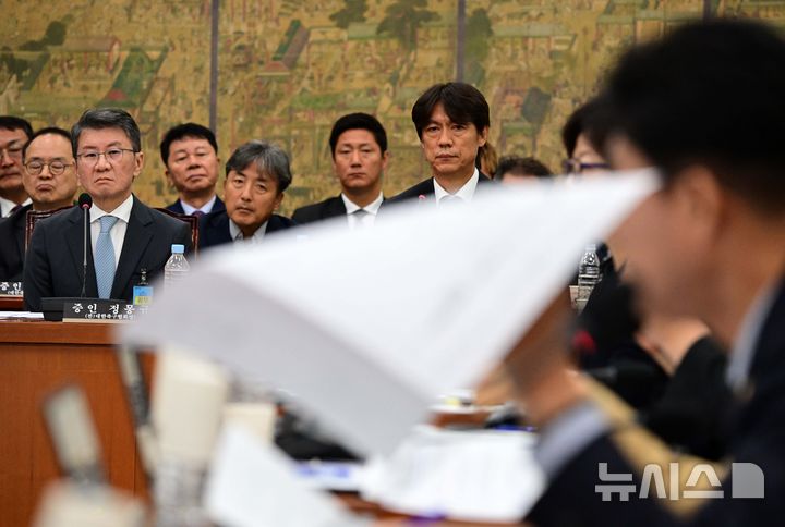 [서울=뉴시스] 국회사진기자단 = 정몽규 전 대한축구협회장과 홍명보 전 축구대표팀 감독이 30일 서울 여의도 국회 문화체육관광위원회에서 열린 대한축구협회 현안 관련 청문회에 증인으로 출석해 의원들의 질의를 듣고 있다. 2026.07.30. photo@newsis.com