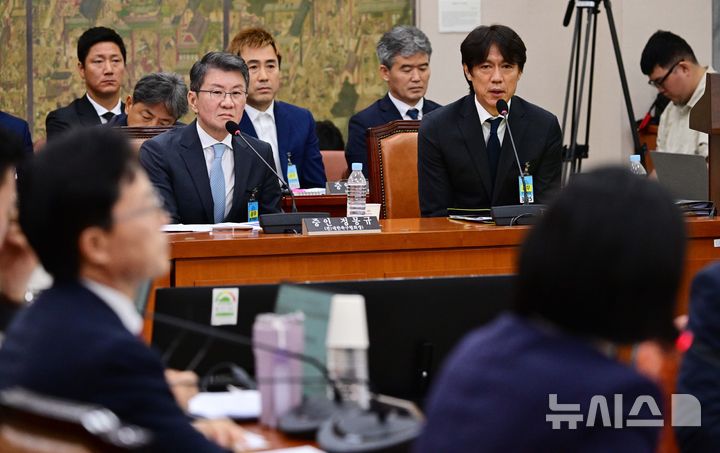 [서울=뉴시스] 국회사진기자단 = 홍명보 전 축구대표팀 감독이 30일 서울 여의도 국회 문화체육관광위원회에서 열린 대한축구협회 현안 관련 청문회에 증인으로 출석해 의원들의 질의에 답하고 있다. 2026.07.30. photo@newsis.com