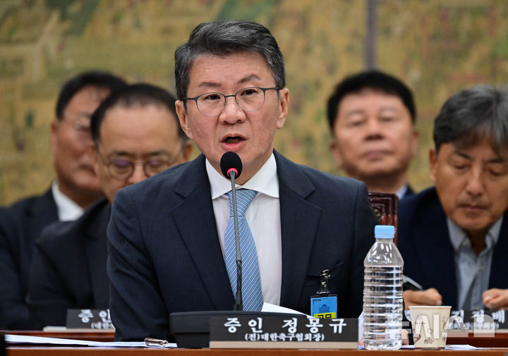 [서울=뉴시스] 국회사진기자단 = 정몽규 전 대한축구협회장이 30일 서울 여의도 국회 문화체육관광위원회에서 열린 대한축구협회 현안 관련 청문회에 증인으로 출석해 의원들의 질의에 답하고 있다. 2026.07.30. photo@newsis.com