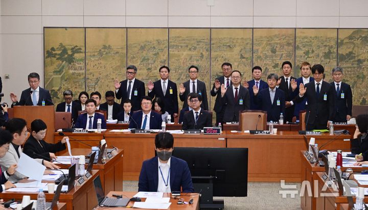 [서울=뉴시스] 국회사진기자단 = 정몽규 전 대한축구협회장을 비롯한 증인들이 30일 서울 여의도 국회 문화체육관광위원회에서 열린 대한축구협회 현안 관련 청문회에 출석해 증인선서를 하고 있다. 2026.07.30. photo@newsis.com