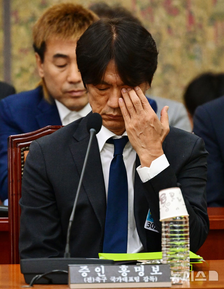 [서울=뉴시스] 국회사진기자단 = 홍명보 전 축구대표팀 감독이 30일 서울 여의도 국회 문화체육관광위원회에서 열린 대한축구협회 현안 관련 청문회에 증인으로 출석해 생각에 잠겨 있다. 2026.07.30. photo@newsis.com