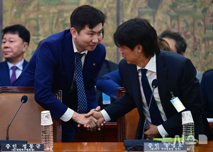[서울=뉴시스] 국회사진기자단 = 유승민 대한체육회장과 홍명보 전 축구대표팀 감독이 30일 서울 여의도 국회 문화체육관광위원회에서 열린 대한축구협회 현안 관련 청문회에서 출석해 인사를 나누고 있다. 2026.07.30. photo@newsis.com
