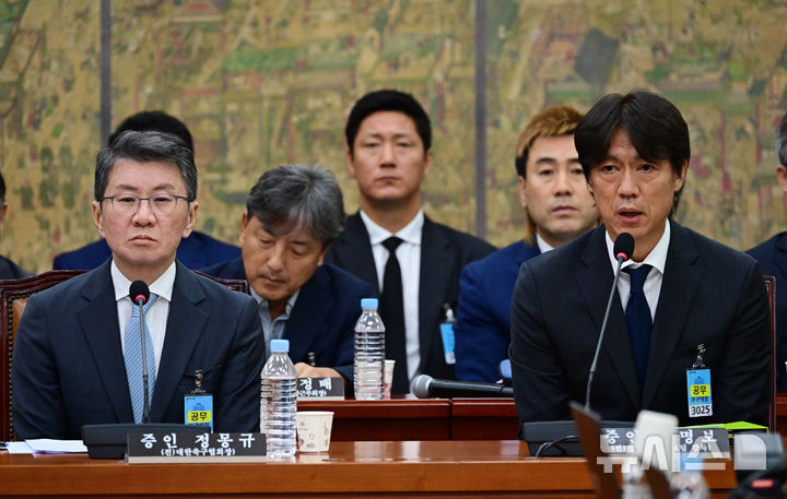 [서울=뉴시스] 국회사진기자단 = 홍명보 전 축구대표팀 감독이 30일 서울 여의도 국회 문화체육관광위원회에서 열린 대한축구협회 현안 관련 청문회에 증인으로 출석해 의원들의 질의에 답하고 있다. 2026.07.30. photo@newsis.com