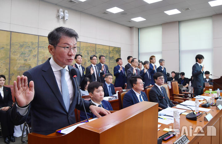 [서울=뉴시스] 국회사진기자단 = 정몽규 전 대한축구협회장과 홍명보 전 축구 국가대표팀 감독이 30일 서울 여의도 국회에서 열린 문화체육관광위원회의 대한축구협회 현안 관련 청문회에서 증인선서를 하고 있다. 2026.07.30. photo@newsis.com