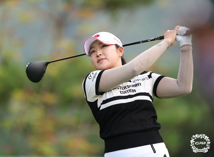[서울=뉴시스] 30일 강원도 원주 오로라골프앤리조트에서 열린 2026 오로라월드 챔피언십 1라운드 13번홀에서 유현조가 티샷을 하고 있다. (사진=KLPGA 제공) 2026.07.30. photo@newsis.com *재판매 및 DB 금지