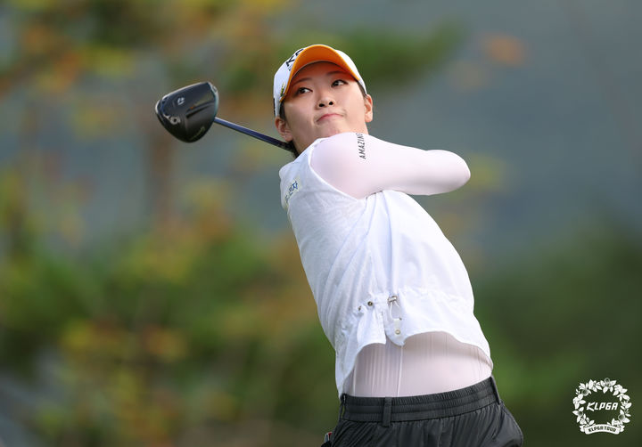 [서울=뉴시스] 30일 강원도 원주 오로라골프앤리조트에서 열린 2026 오로라월드 챔피언십 1라운드 13번홀에서 방신실이 티샷을 하고 있다. (사진=KLPGA 제공) 2026.07.30. photo@newsis.com *재판매 및 DB 금지