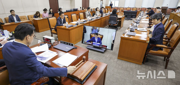 [서울=뉴시스] 정병혁 기자 = 윤상현 국조특위 위원장이 30일 서울 여의도 국회에서 열린 제9회 전국동시지방선거 투표용지 부족사태 등 국민 참정권 침해 진상규명 및 선거관리 개혁을 위한 국정조사특별위원회 전체회의에서 의사봉을 두드리고 있다. 2026.07.30. jhope@newsis.com