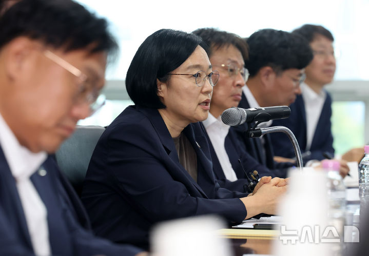 [대전=뉴시스] 배훈식 기자 = 한성숙 국무총리가 30일 오후 대전 유성구 나노종합기술원에서 열린 충청권 반도체 초광역 협력 활성화 간담회에서 발언하고 있다. 2026.07.30. dahora83@newsis.com