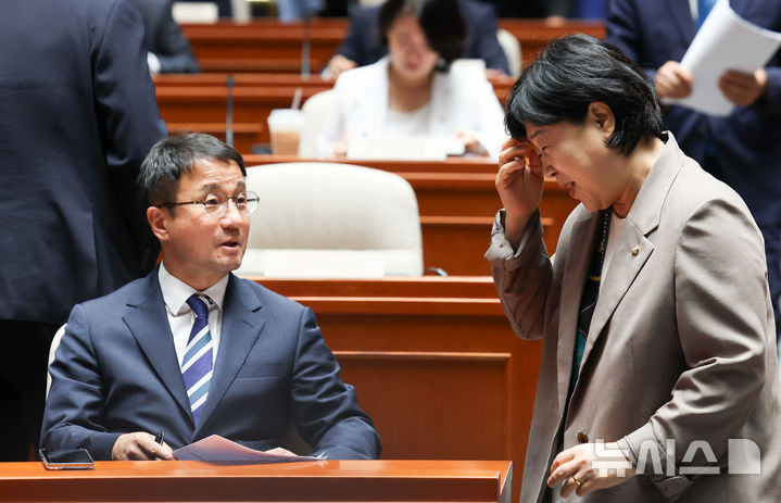 [서울=뉴시스] 김근수 기자 = 서영교(오른쪽) 국회 법제사법위원회 위원장과 한병도 더불어민주당 당대표 직무대행 겸 원내대표가 30일 서울 여의도 국회에서 제153차 더불어민주당 의원총회 시작 전 이야기를 나누고 있다. 2026.07.30. ks@newsis.com