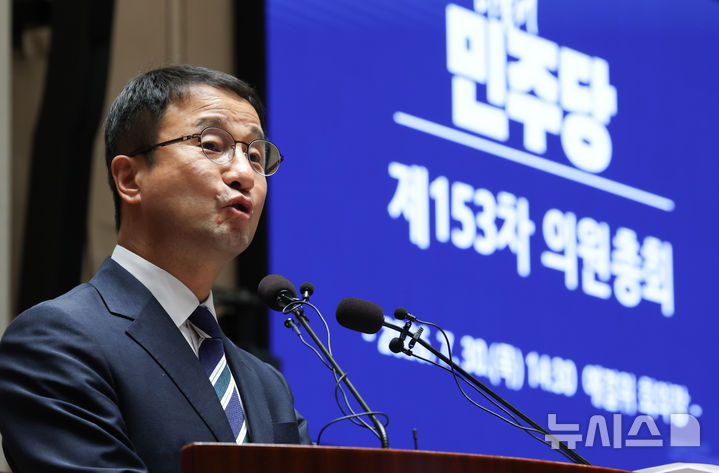[서울=뉴시스] 김근수 기자 = 한병도 더불어민주당 당대표 직무대행 겸 원내대표를 비롯한 소속 의원들이 30일 서울 여의도 국회에서 제153차 더불어민주당 의원총회에서 발언하고 있다. 2026.07.30. ks@newsis.com