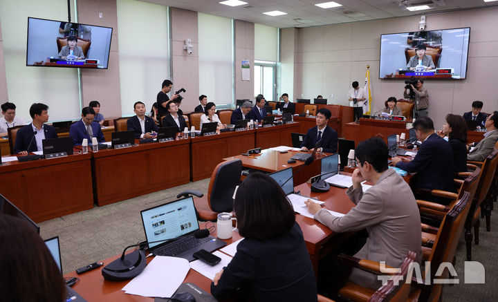 [서울=뉴시스] 고범준 기자 = 서영교 국회 법사위원장이 30일 서울 여의도 국회에서 열린 법제사법위원회 전체회의에서 발언하고 있다. 2026.07.30. bjko@newsis.com