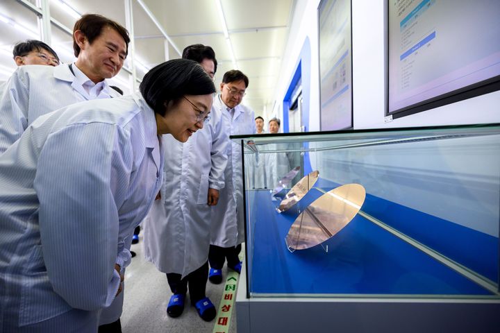 [대전=뉴시스] 배훈식 기자 = 한성숙 국무총리가 30일 오후 대전 유성구 나노종합기술원에서 반도체 펩 공정 투어를 하고 있다. (사진=국무총리실 제공) 2026.07.30. photo@newsis.com *재판매 및 DB 금지