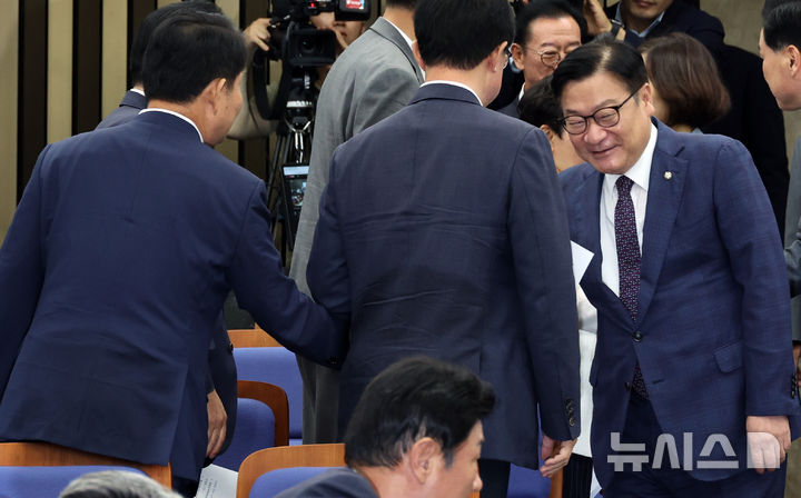 [서울=뉴시스] 최진석 기자 = 정점식(오른쪽) 국민의힘 원내대표가 30일 여의도 국회에서 열린 의원총회에 참석하며 권영진(왼쪽) 의원과 인사를 나누고 있다. 2026.07.30. myjs@newsis.com