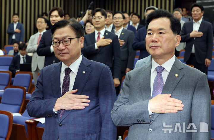 [서울=뉴시스] 최진석 기자 = 정점식 국민의힘 원내대표가 30일 여의도 국회에서 열린 의원총회에서 의원들과 국기에 경례하고 있다. 2026.07.30. myjs@newsis.com