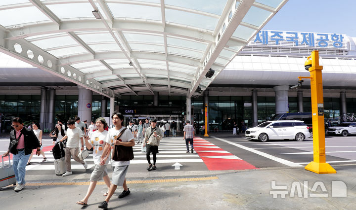 [제주=뉴시스] 우장호 기자 = 무더위가 기승을 부리는 30일 오후 제주국제공항 1층 도착장에 여름휴가를 제주에서 보내려는 관광객들의 발걸음이 이어지고 있다. 2026.07.30. woo1223@newsis.com