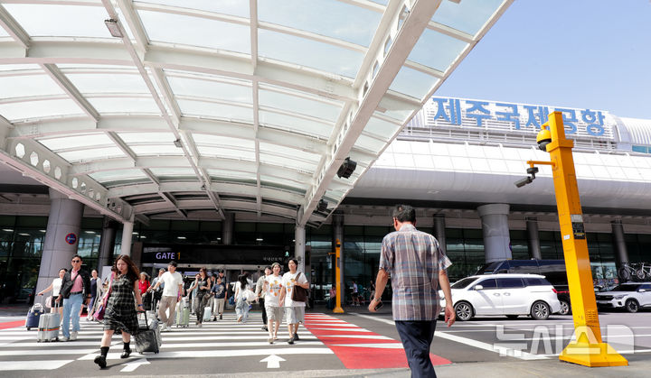 [제주=뉴시스] 우장호 기자 = 무더위가 기승을 부리는 30일 오후 제주국제공항 1층 도착장에 여름휴가를 제주에서 보내려는 관광객들의 발걸음이 이어지고 있다. 2026.07.30. woo1223@newsis.com