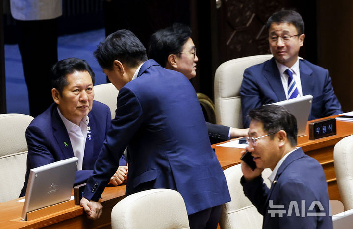 [서울=뉴시스] 정병혁 기자 = 정청래 더불어민주당 대표 후보와 한병도 더불어민주당 당대표 직무대행 겸 원내대표가 이 30일 서울 여의도 국회에서 열린 제437회국회(임시회) 3차 본회의에서 대화를 나누고 있다. 2026.07.30. jhope@newsis.com