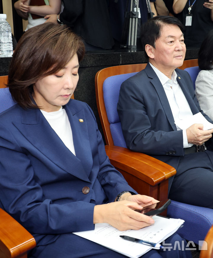 [서울=뉴시스] 최진석 기자 = 나경원(왼쪽), 안철수 국민의힘 의원이 30일 여의도 국회에서 열린 의원총회에 참석하고 있다. 2026.07.30. myjs@newsis.com