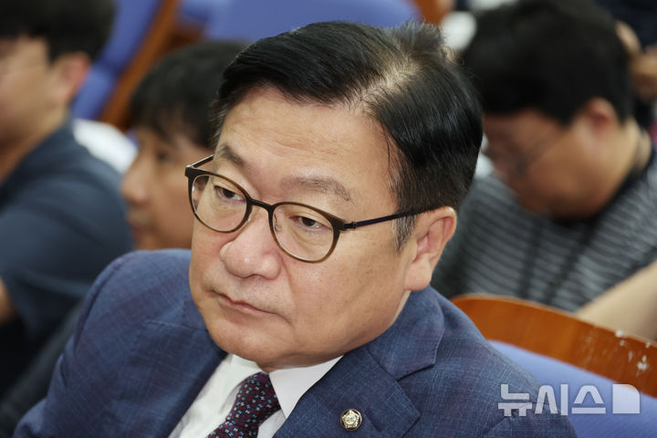 [서울=뉴시스] 최진석 기자 = 정점식 국민의힘 원내대표가 30일 여의도 국회에서 열린 의원총회에서 생각에 잠겨 있다. 2026.07.30. myjs@newsis.com