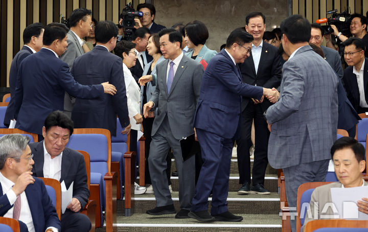 [서울=뉴시스] 최진석 기자 = 정점식 국민의힘 원내대표가 30일 여의도 국회에서 열린 의원총회에 입장하며 의원들과 인사하고 있다. 2026.07.30. myjs@newsis.com