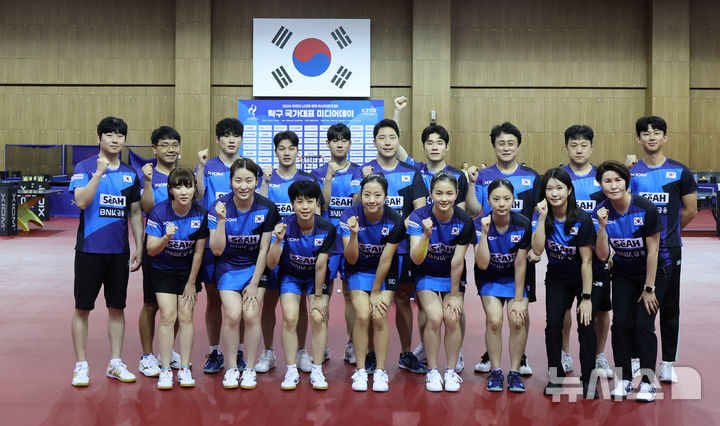 [진천=뉴시스] 김금보 기자 = 2026 아이치·나고야 아시안게임 탁구 대표팀이 30일 오후 충북 진천선수촌에서 열린 미디어데이 오픈트레이닝에 앞서 기념촬영을 하고 있다. 2026.07.30. kgb@newsis.com