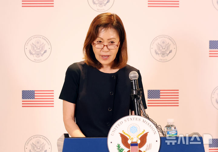 [인천공항=뉴시스] 김선웅 기자 = 미셸 스틸(한국명 박은주) 신임 주한 미국 대사가 30일 인천국제공항에서 성명을 발표하고 있다. 2026.07.30. mangusta@newsis.com