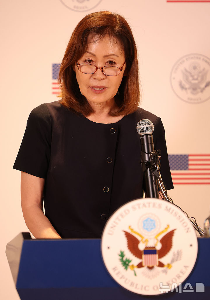 [인천공항=뉴시스] 김선웅 기자 = 미셸 스틸 신임 주한미국대사가 30일 오후 인천국제공항을 통해 입국, 성명을 발표하고 있다. 2026.07.30. mangusta@newsis.com
