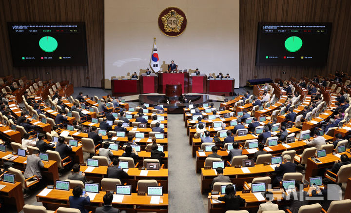 [서울=뉴시스] 고범준 기자 = 30일 서울 여의도 국회에서 열린 제437회 국회(임시회) 제3차 본회의에서 제9회 전국동시지방선거 투표용지 부족 사태 등 국민참정권 침해 의혹 진상규명을 위한 특별검사의 임명 등에 관한 법률안(대안)이 가결되고 있다. 2026.07.30. bjko@newsis.com