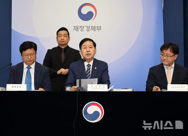 [세종=뉴시스] 배훈식 기자 = 구윤철 경제부총리 겸 재정경제부 장관이 지난 달 30일 오후 세종시 정부세종청사에서 2026년 세제개편안 상세 브리핑을 하고 있다. 2026.08.03. dahora83@newsis.com
