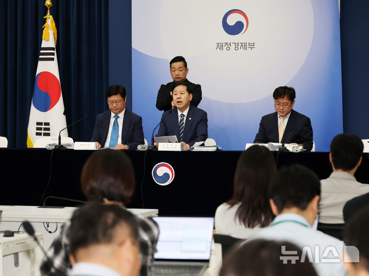 [세종=뉴시스] 배훈식 기자 = 구윤철 경제부총리 겸 재정경제부 장관이 지난 달 30일 오후 세종시 정부세종청사에서 2026년 세제개편안 상세 브리핑을 하고 있다. 2026.08.06. dahora83@newsis.com