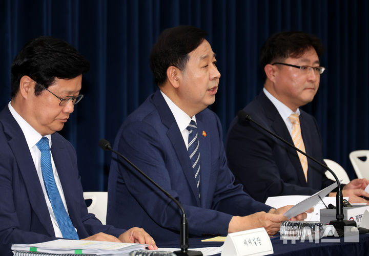 [세종=뉴시스] 배훈식 기자 = 구윤철 경제부총리 겸 재정경제부 장관이 지난 달 30일 오후 세종시 정부세종청사에서 2026년 세제개편안 상세 브리핑을 하고 있다. 2026.08.10. dahora83@newsis.com