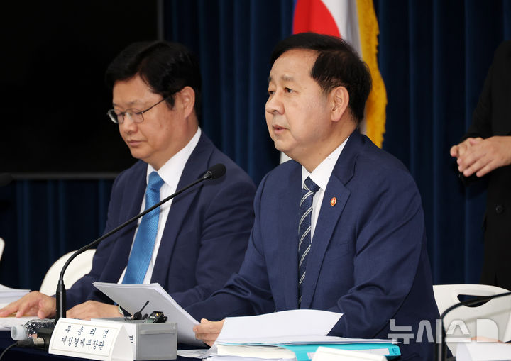 [세종=뉴시스] 배훈식 기자 = 구윤철 경제부총리 겸 재정경제부 장관이 지난 달 30일 오후 세종시 정부세종청사에서 2026년 세제개편안 상세 브리핑을 하고 있다. 2026.08.03. dahora83@newsis.com