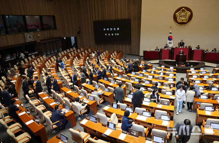 [서울=뉴시스] 고범준 기자 = 주호영 국민의힘 의원이 30일 서울 여의도 국회에서 열린 제437회 국회(임시회) 제3차 본회의에서 형사소송법 개정안에 대한 무제한 토론(필리버스터)을 하고 있는 가운데 더불어민주당 의원들이 이동하고 있다. 2026.07.30. bjko@newsis.com