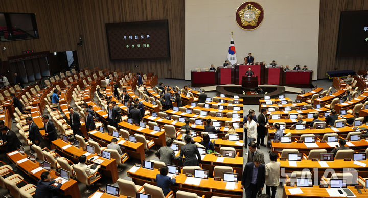[서울=뉴시스] 고범준 기자 = 주호영 국민의힘 의원이 지난 30일 서울 여의도 국회에서 열린 제437회 국회(임시회) 제3차 본회의에서 형사소송법 개정안에 대한 무제한 토론(필리버스터)을 하고 있다. 2026.07.30. bjko@newsis.com