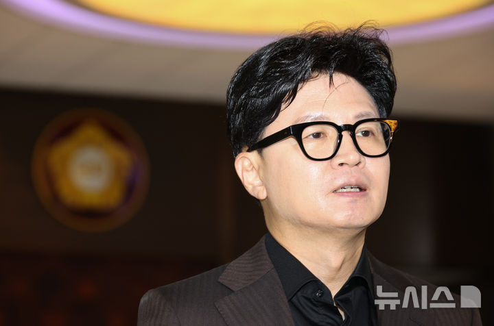 [서울=뉴시스] 최진석 기자 = 한동훈 무소속 의원이 30일 여의도 국회 로텐더홀에서 검찰의 보완수사권 폐지를 골자로 하는 형사소송법 개정안 관련 발언을 하고 있다. 2026.07.30. myjs@newsis.com