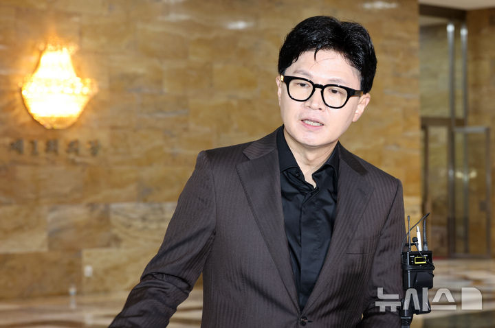 [서울=뉴시스] 최진석 기자 = 한동훈 무소속 의원이 30일 여의도 국회 로텐더홀에서 검찰의 보완수사권 폐지를 골자로 하는 형사소송법 개정안 관련 발언을 하고 있다. 2026.07.30. myjs@newsis.com