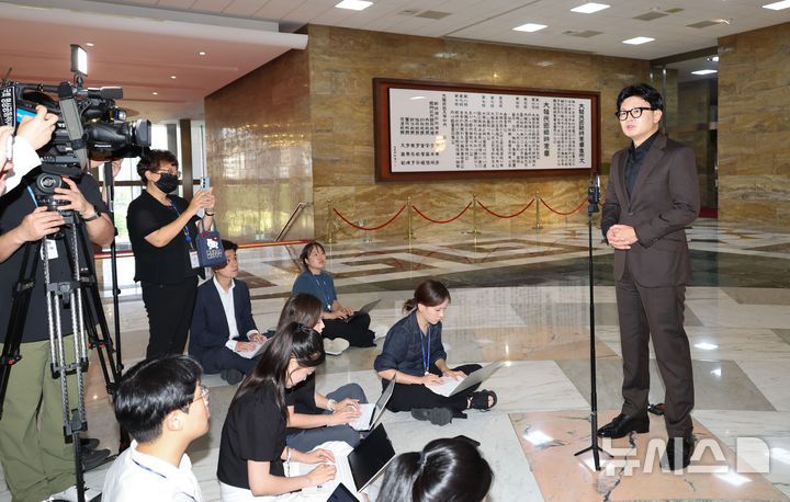 [서울=뉴시스] 최진석 기자 = 한동훈 무소속 의원이 30일 여의도 국회 로텐더홀에서 검찰의 보완수사권 폐지를 골자로 하는 형사소송법 개정안 관련 발언을 하고 있다. 2026.07.30. myjs@newsis.com