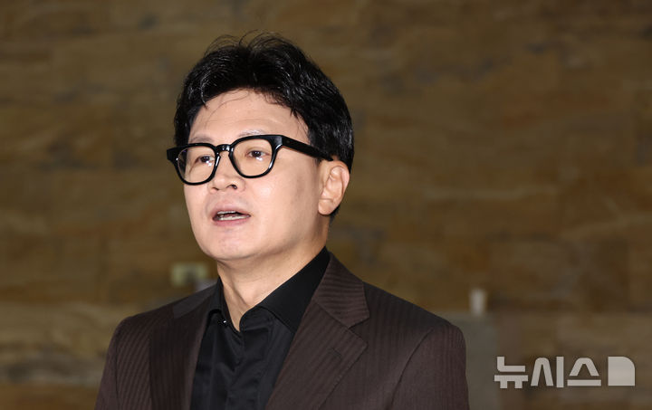 [서울=뉴시스] 최진석 기자 = 한동훈 무소속 의원이 30일 여의도 국회 로텐더홀에서 검찰의 보완수사권 폐지를 골자로 하는 형사소송법 개정안 관련 발언을 하고 있다. 2026.07.30. myjs@newsis.com