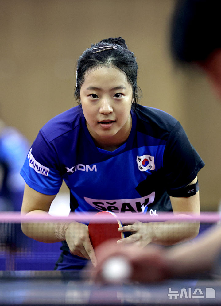 [진천=뉴시스] 김금보 기자 = 신유빈이 30일 오후 충북 진천선수촌에서 열린 2026 아이치·나고야 아시안게임 탁구 대표팀 미디어데이에서 공개훈련을 하고 있다. 2026.07.30. kgb@newsis.com