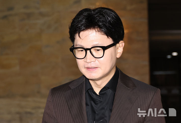 [서울=뉴시스] 최진석 기자 = 한동훈 무소속 의원이 30일 여의도 국회 로텐더홀에서 검찰의 보완수사권 폐지를 골자로 하는 형사소송법 개정안 관련 발언을 하고 있다. 2026.07.30. myjs@newsis.com