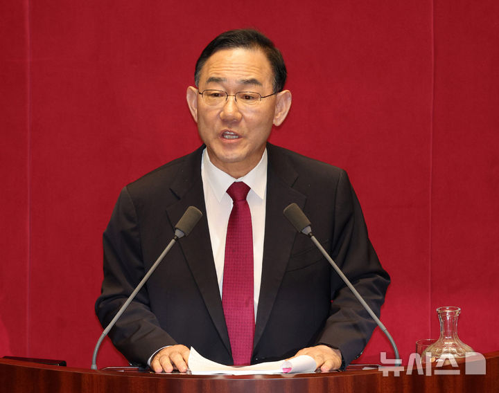 [서울=뉴시스] 고범준 기자 = 주호영 국민의힘 의원이 30일 서울 여의도 국회에서 열린 제437회 국회(임시회) 제3차 본회의에서 형사소송법 개정안에 대한 무제한 토론(필리버스터)을 하고 있다. 2026.07.30. bjko@newsis.com
