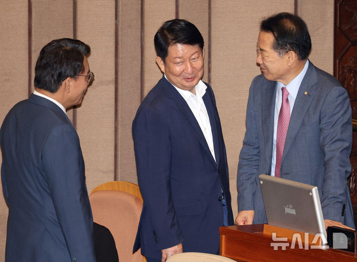 [서울=뉴시스] 고범준 기자 = 권영진 국민의힘 의원이 30일 서울 여의도 국회에서 열린 제437회 국회(임시회) 제3차 본회의에서 동료 의원들과 대화를 하고 있다. 2026.07.30. bjko@newsis.com
