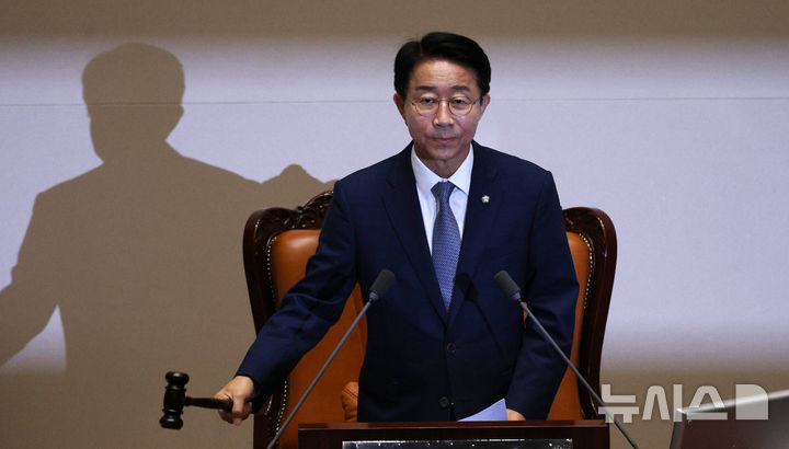 [서울=뉴시스] 고범준 기자 = 조정식 국회의장이 30일 서울 여의도 국회에서 열린 제437회 국회(임시회) 제3차 본회의에서 의사봉을 두드리고 있다. 2026.07.30. bjko@newsis.com