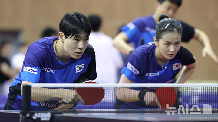 [진천=뉴시스] 김금보 기자 = 오준성과 김나영이 30일 오후 충북 진천선수촌에서 열린 2026 아이치·나고야 아시안게임 탁구 대표팀 미디어데이에서 공개훈련을 하고 있다. 2026.07.30. kgb@newsis.com